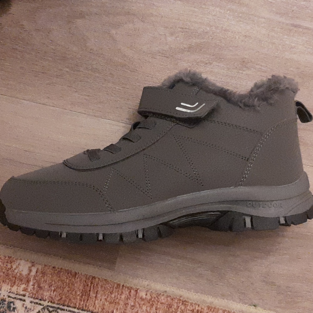 New Boots, Never Weared ,size  9,wide,color gray,laced/ velcro